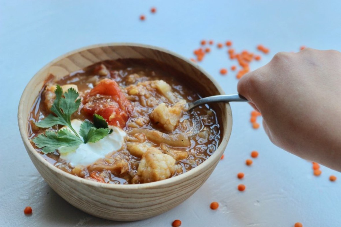 Kohlsuppe mit roten Linsen