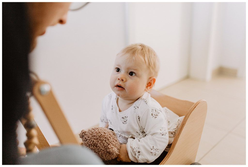 Kleinkind sitzt im Lauflernwagen 