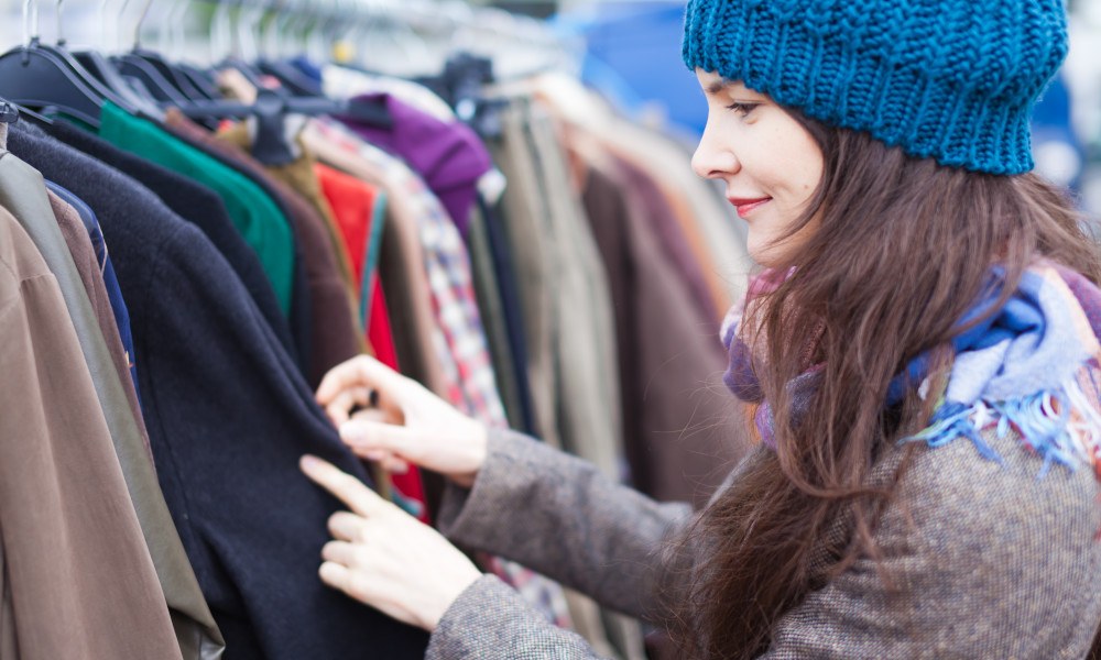 Frau stöbert auf dem Flohmarkt