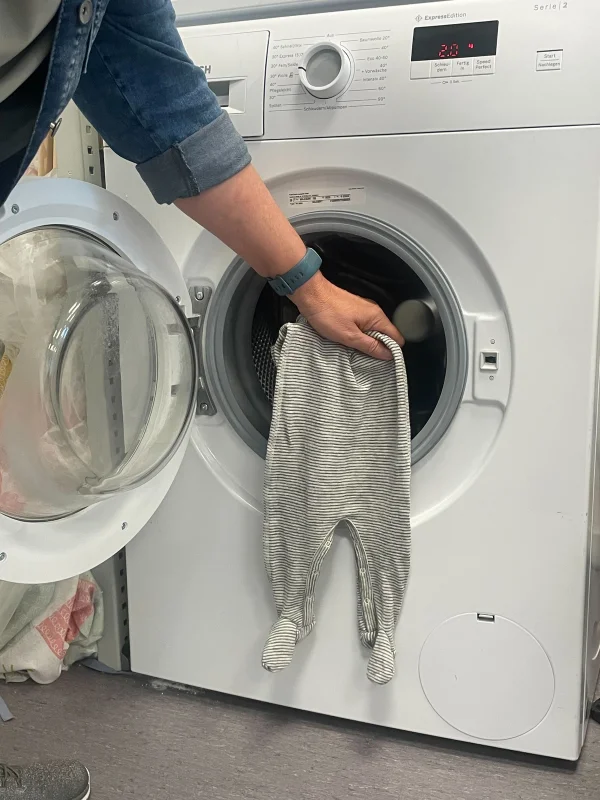 Gerry nutzt die Waschmaschine in der Schneiderei