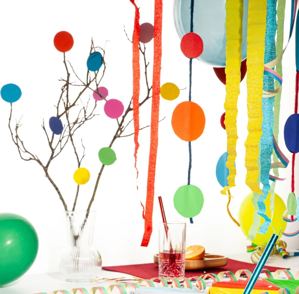 Fertige Tischdeko Baum mit bunten Kreisen