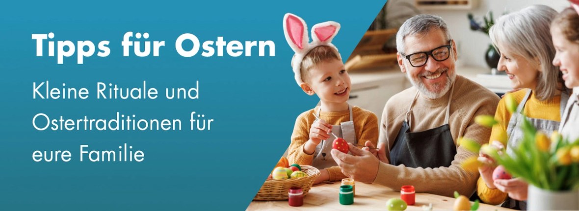Eine Familie sitzt fröhlich zusammen am Tisch und bastelt zusammen Sachen für Ostern.