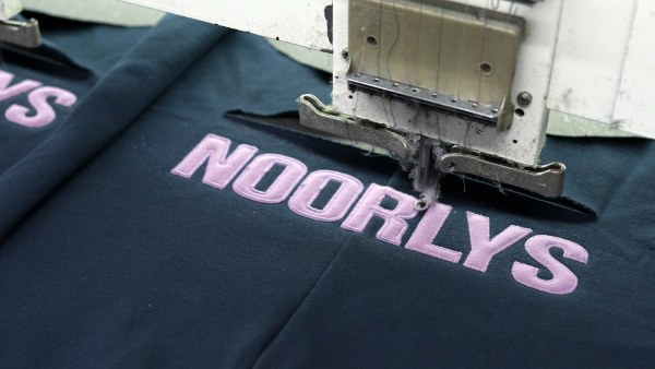 Ausschnitt aus der qualitativ hochwertigen Produktion eines Noorlys Hoodie