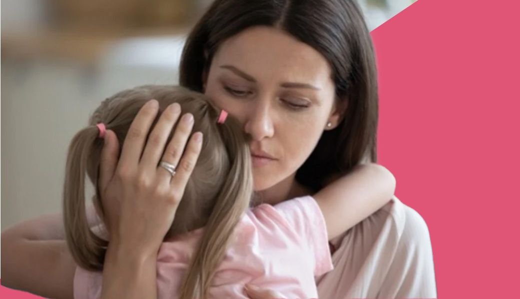 Mutter tröstet Kind