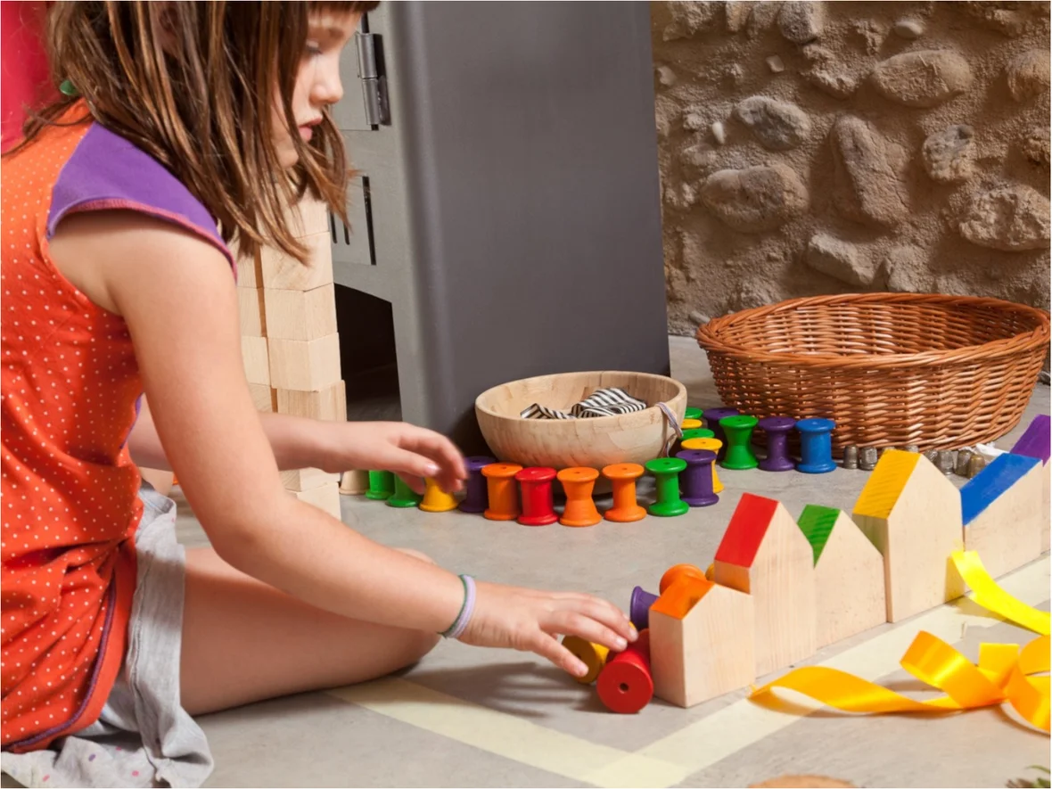 Kind spielt mit Grapat Spielzeugen
