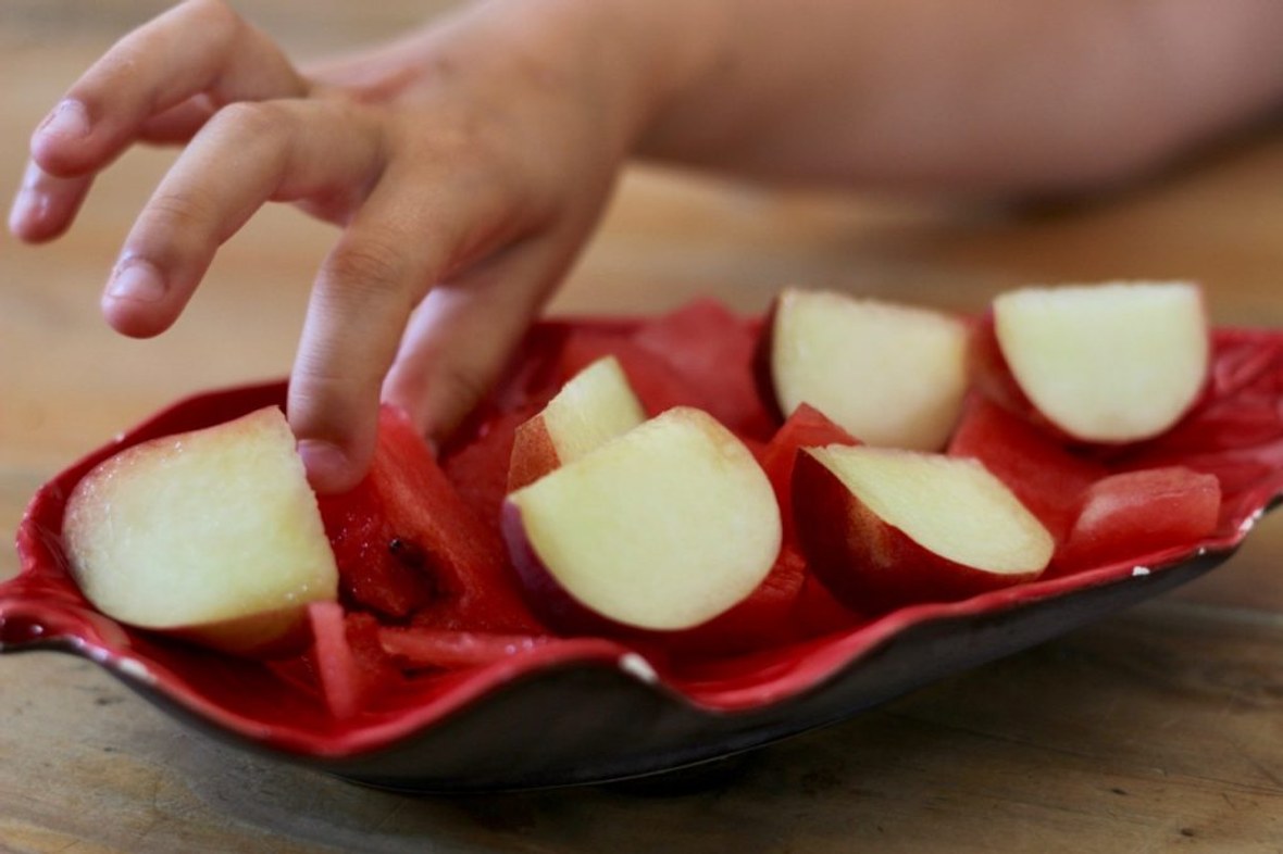 Kinderhand nimmt frisches Obst