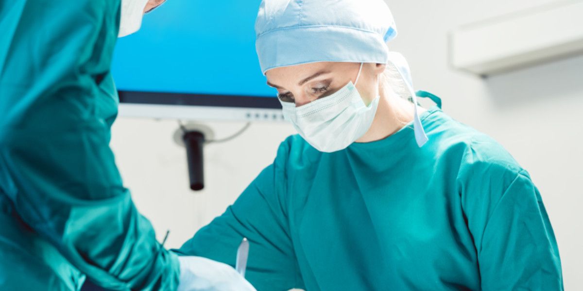 Ärztin führt im OP Kaiserschnitt durch.