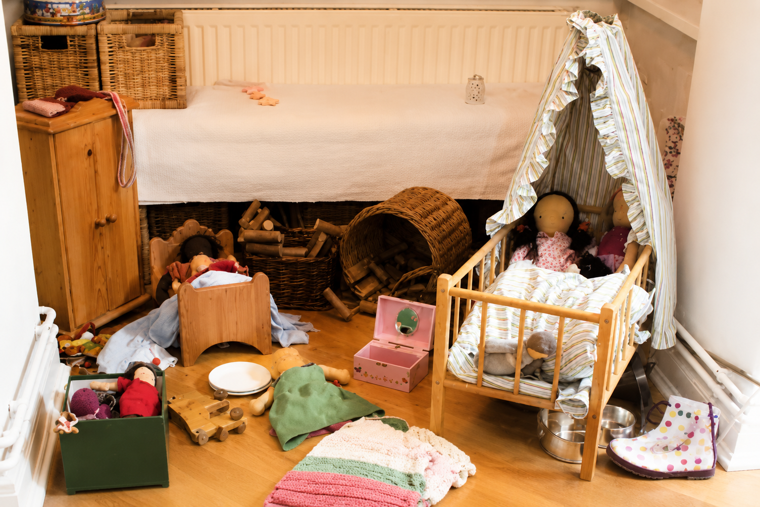 Chaotisches, unaufgeräumtes Kinderzimmer