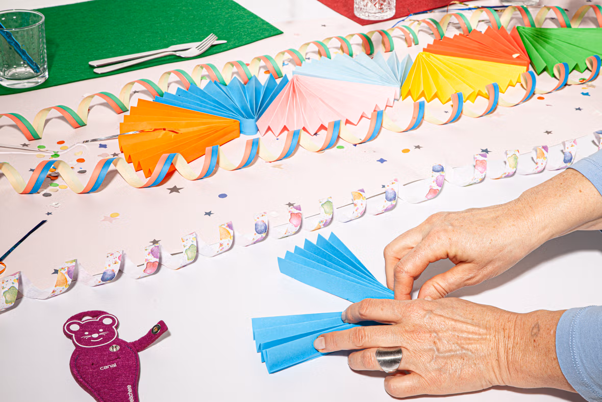 Schritt 3 Fächer mittig falten und kleben