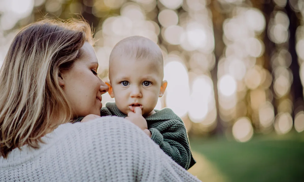 Mutter mit Baby auf dem Arm