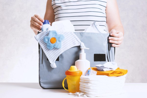 Wickeltasche wird gepackt 