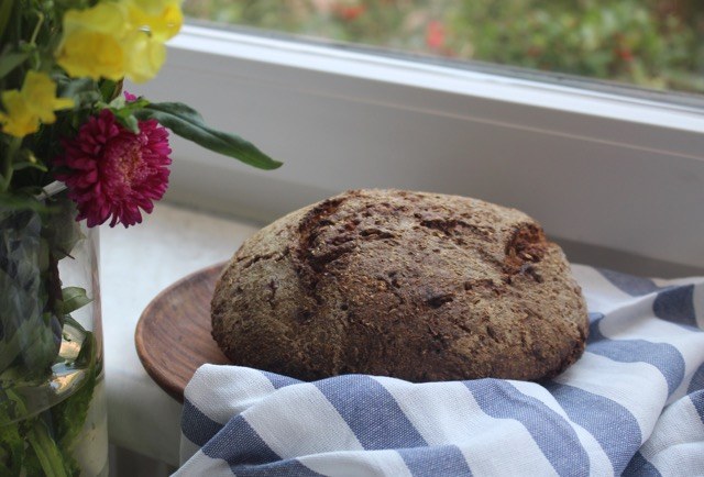 Sauerteigbrot auf einer Fensterbank
