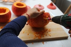 In den Kürbis wird ein Muster gebohrt