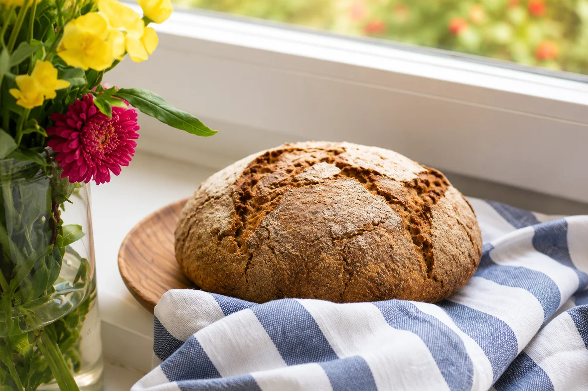 Sauerteigbrot auf einer Fensterbank