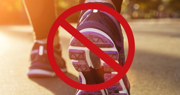 Ein Sportschuh mit einem roten Verbotssymbol, das auf das Sportverbot während der Schwangerschaft hinweist.