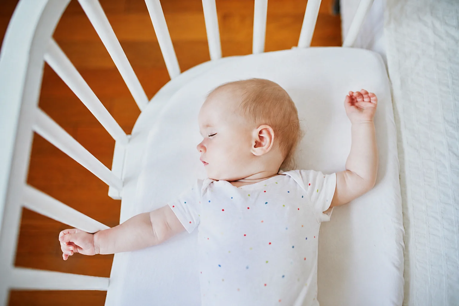Schlafendes Baby im Beistellbett