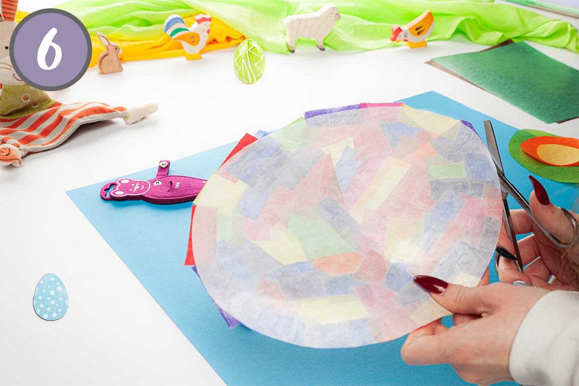 Die überstehenden Ränder des Eis werden abgeschnitten