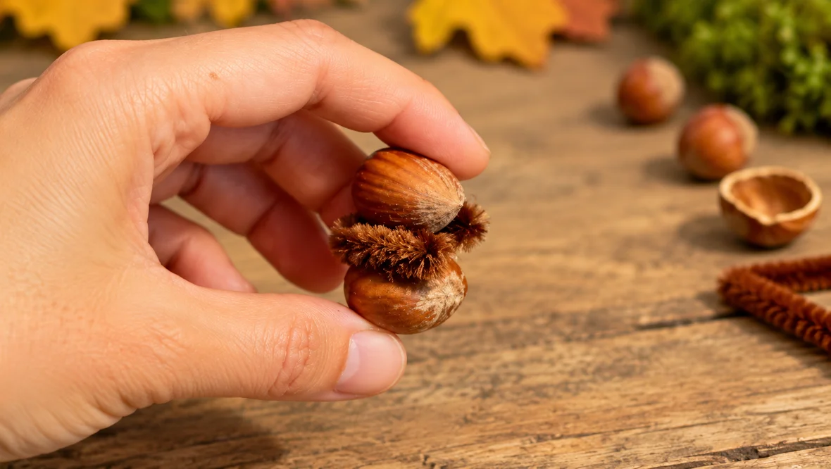 Herbstliche Haselnuss-Bastelei in Hand