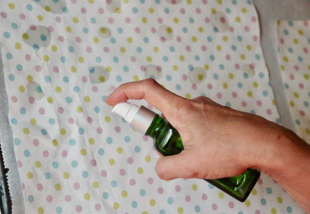 Baumwolltücher werden mit Öl besprüht