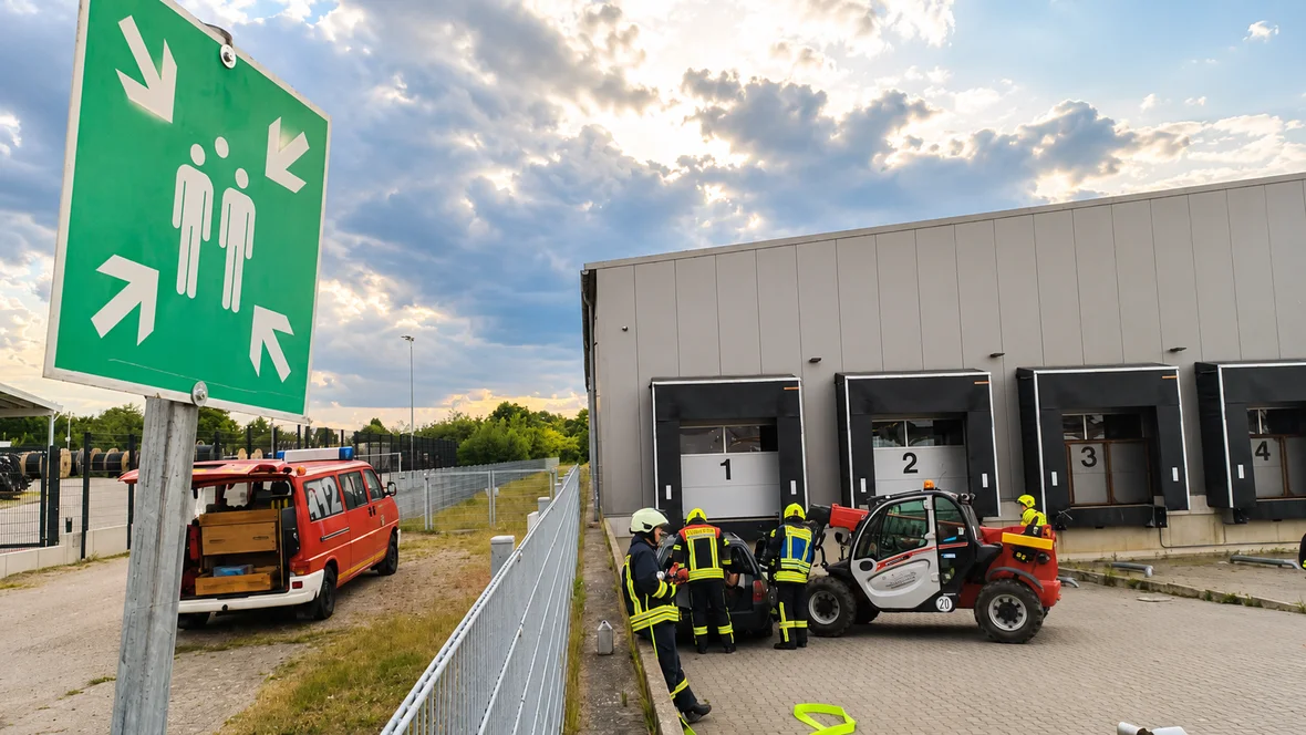 Auffahrt für LKWs bietet reichlich Platz für die Feuerwehrübung