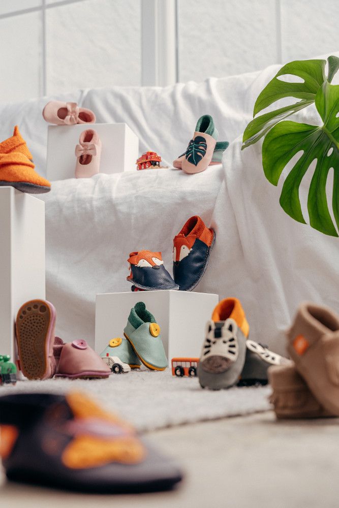 Verschiedene Modelle Leder Kinder Hausschuhe