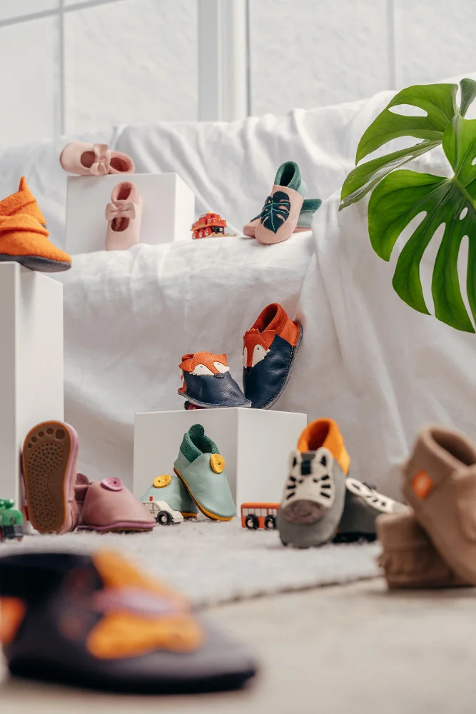 Verschiedene Modelle Leder Kinder Hausschuhe