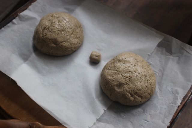 Zwei Sauerteigbrote auf dem Backblech vor dem Backen