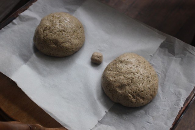 Zwei Sauerteigbrote auf dem Backblech vor dem Backen