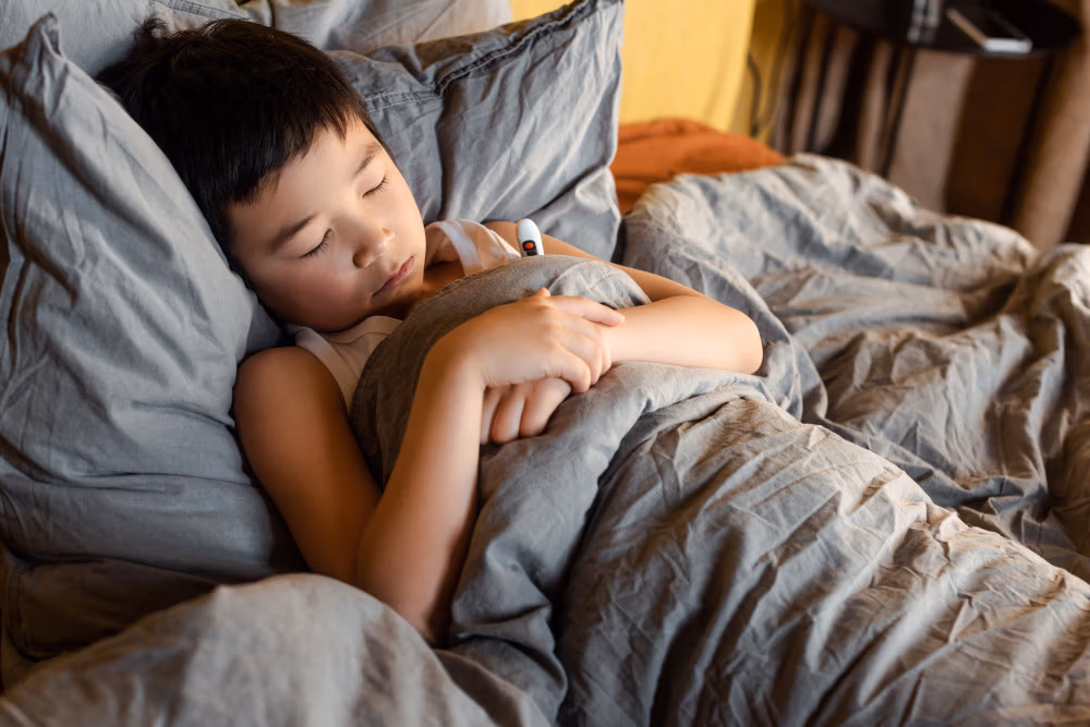 Junge liegt krank im Bett