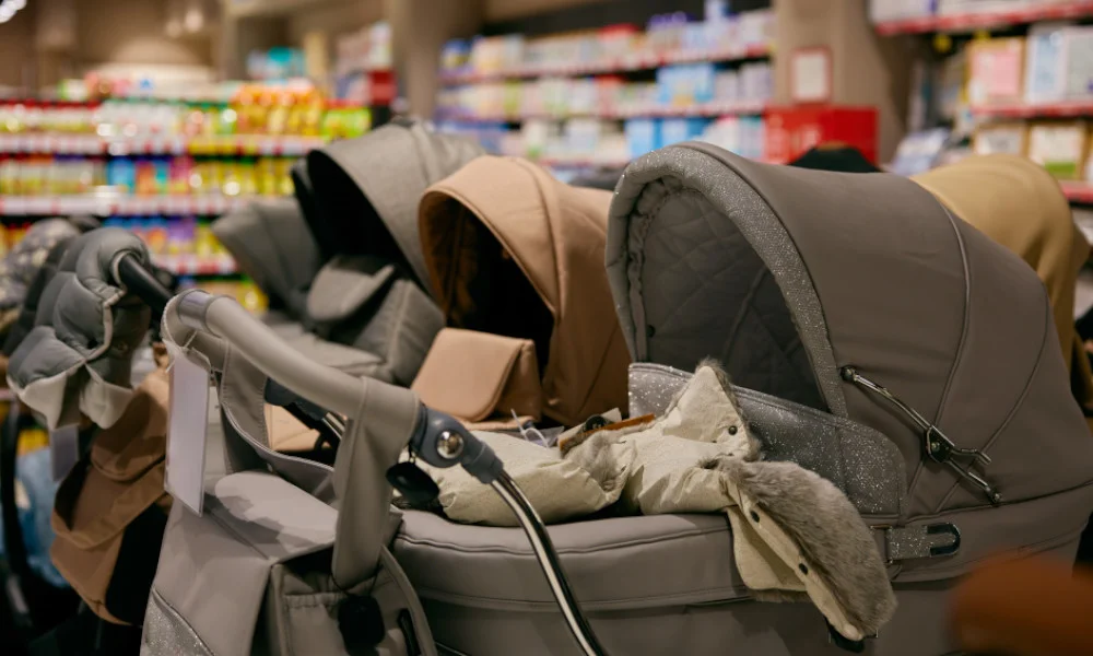 Verschiedene Kinderwagen zum Kauf in einem Geschäft.