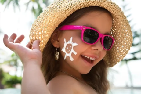 Kinder richtig vor der Sonne schützen: Mit Checkliste für Dich und Dein Kind