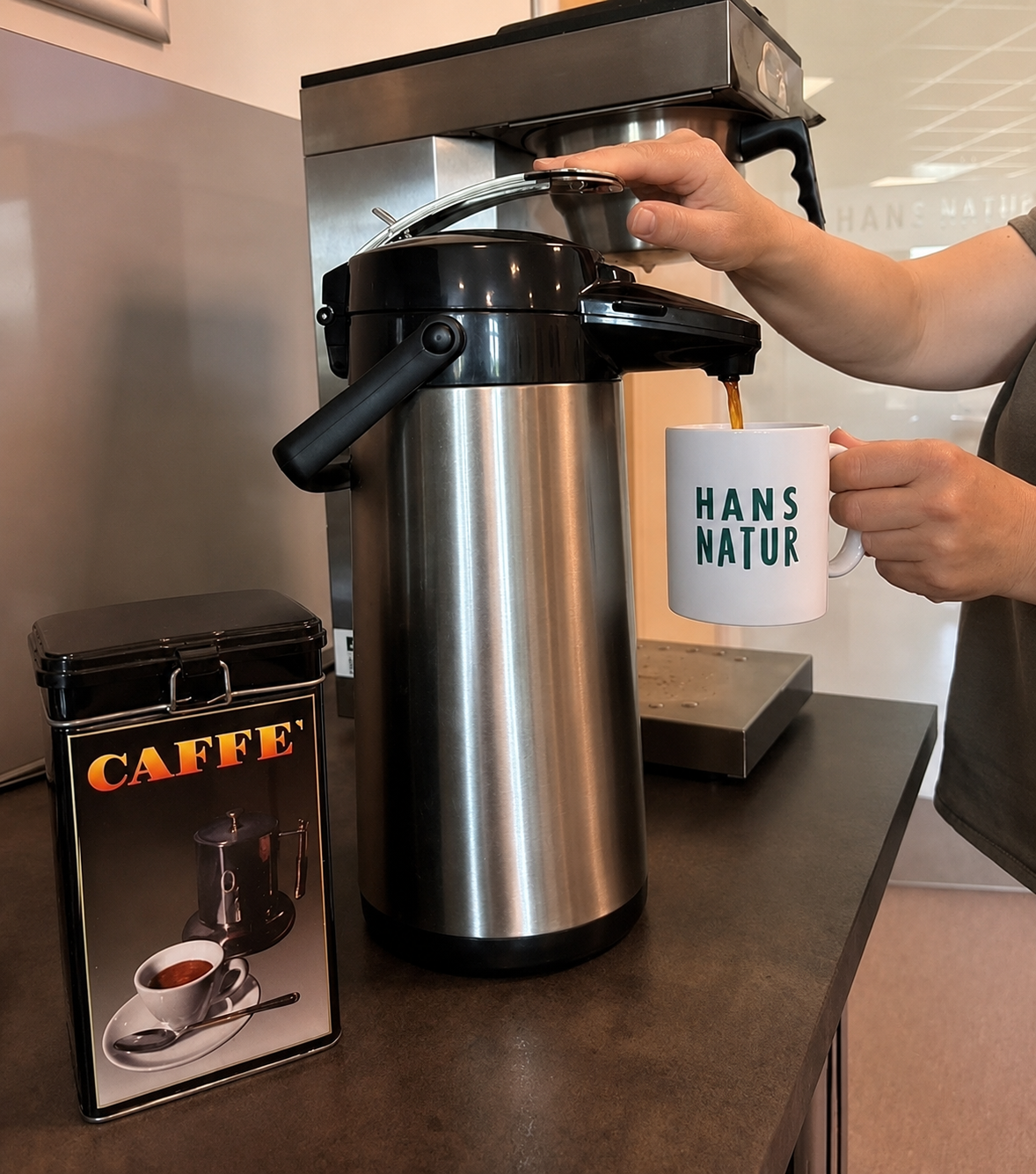 Martina macht Kaffee