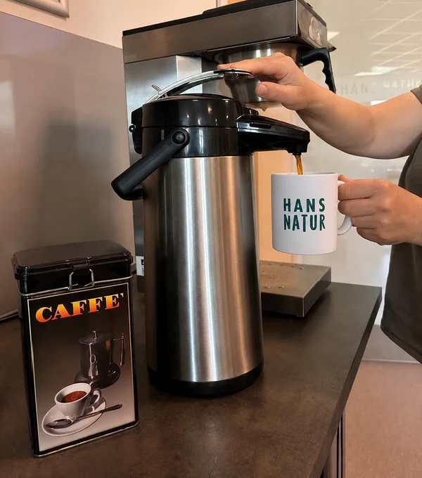 Martina macht Kaffee