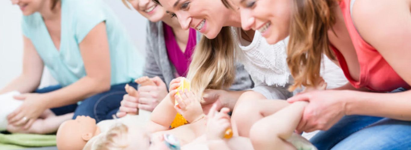 Mütter spielen in Gruppe mit ihren Babys
