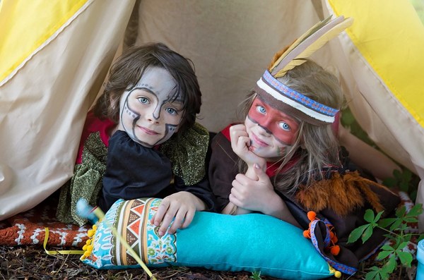 Kinder verkleiden sich als Ritter und Indianer