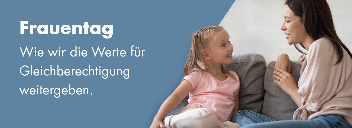 Mutter spricht mit ihrem glückliches Kind 