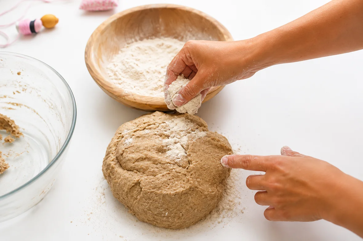 Zugabe von Mehl für einen Sauerteig.