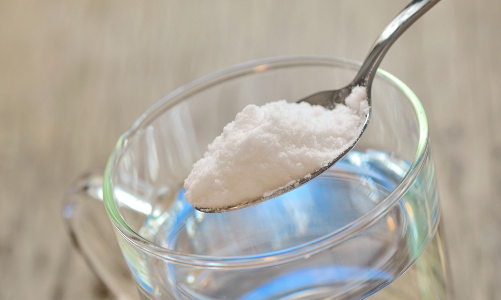 Weißes Sodapulver im Glas