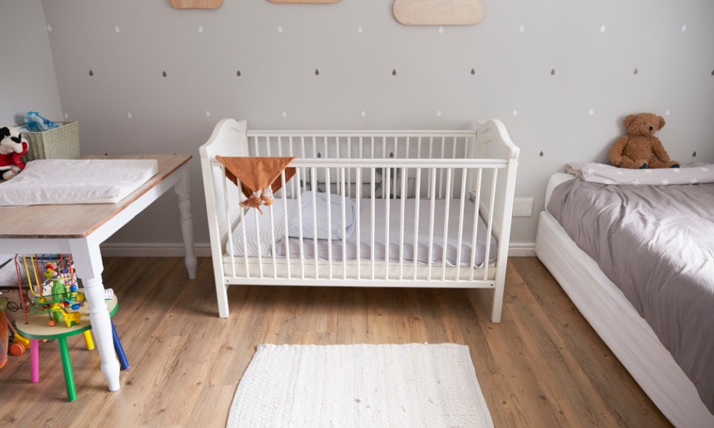 Babybett neben dem Elternbett