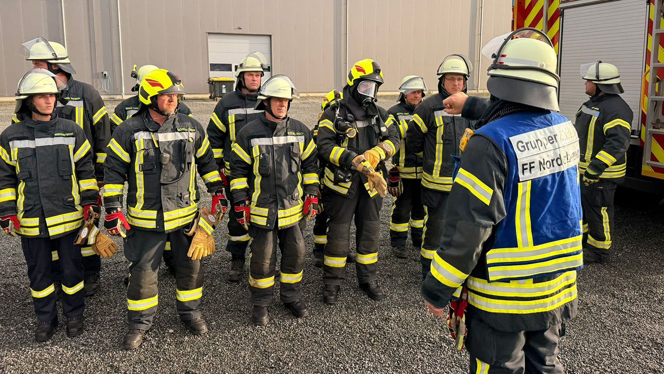 Feuerwehr bei der Übung auf dem Parkplatz von HANS NATUR