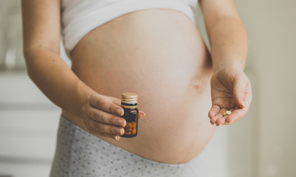 Schwangere will Tablette einnehmen