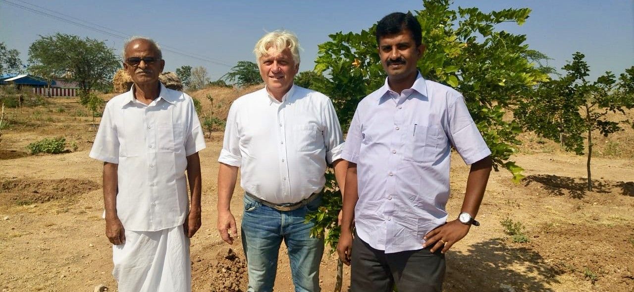 Herr Hans Hans pflanzt in Indien Bäume und setzt ein Zeichen