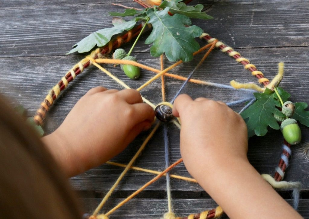 Selbst gebastelter Traumfänger mit Eicheln und Schneckenhaus