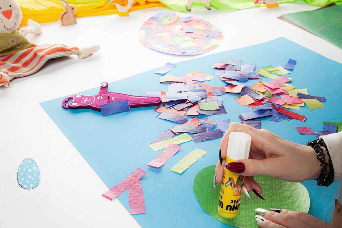 Überall sind Krepppapier Streifen die zurecht geschnitten worden und nun aufgeklebt werden.