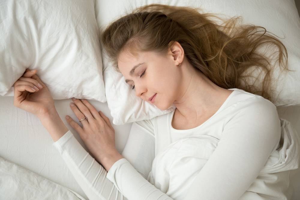 Frau schlägt tief und fest