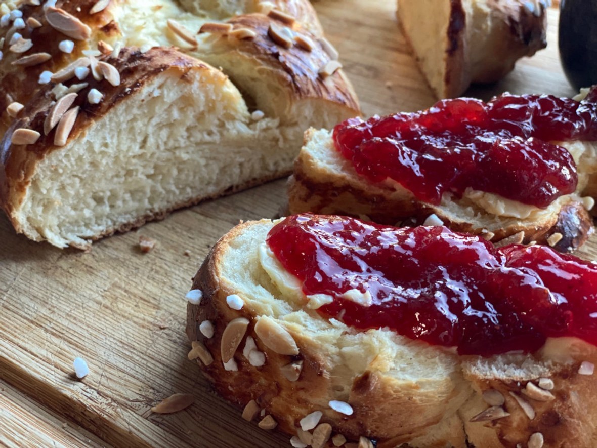 Osterzopf mit Marmelade bestrichen