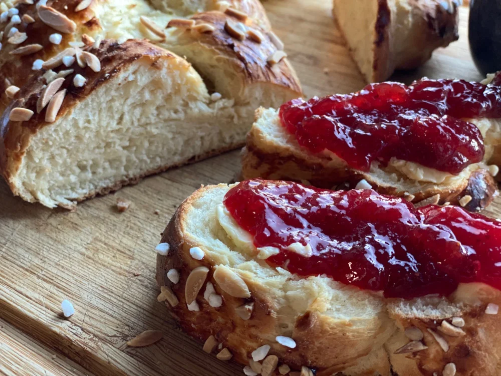 Osterzopf mit Marmelade bestrichen
