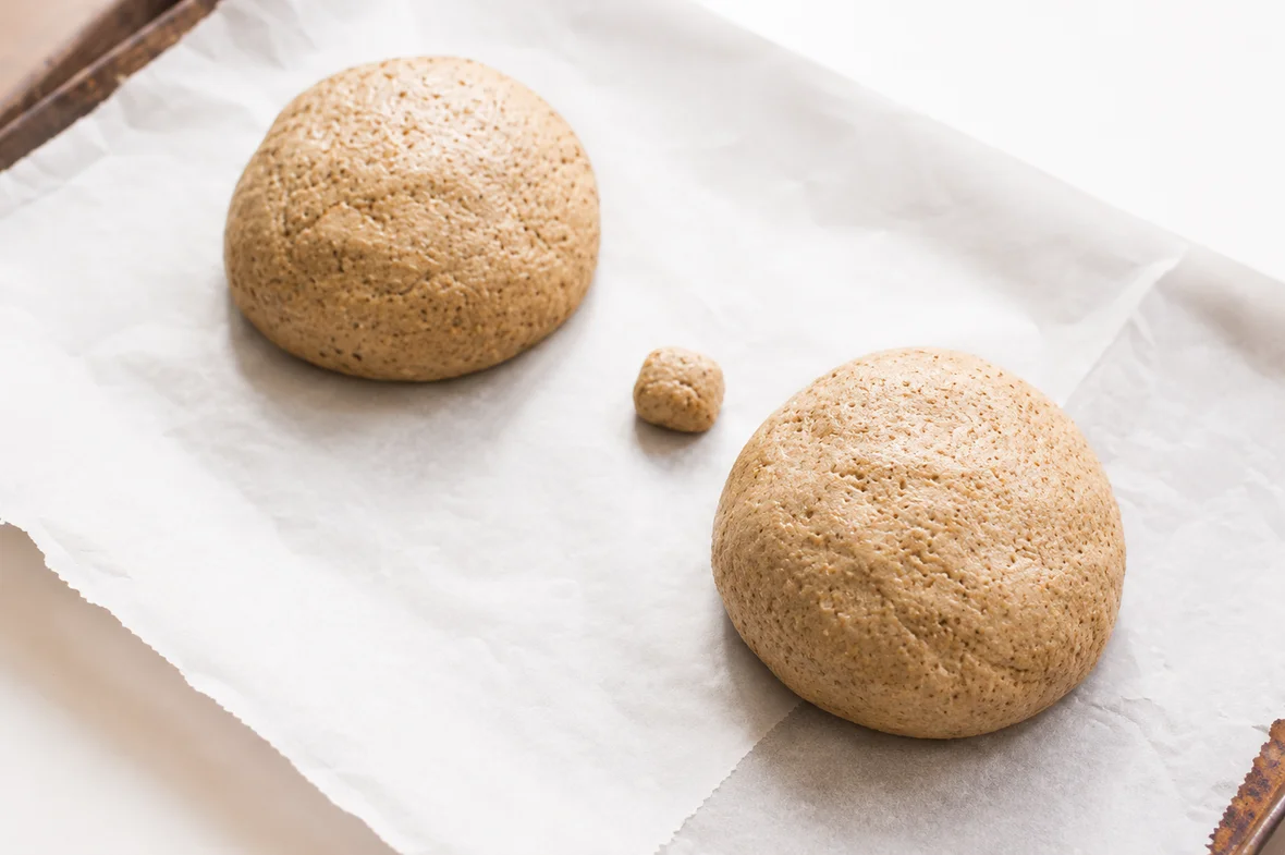 Zwei Sauerteigbrote auf dem Backblech vor dem Backen