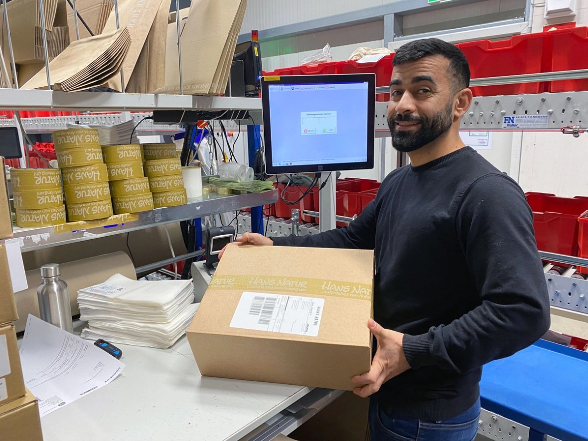 Ein Mitarbeiter am Arbeitsplatz