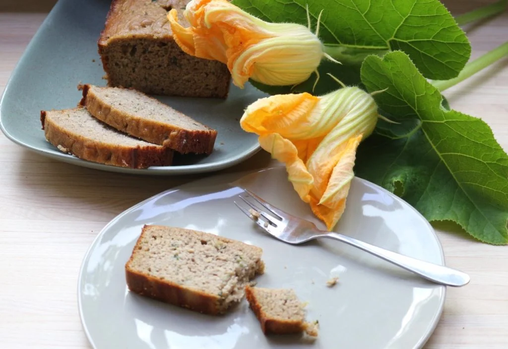 Angeschnittener Zucchinikuchen